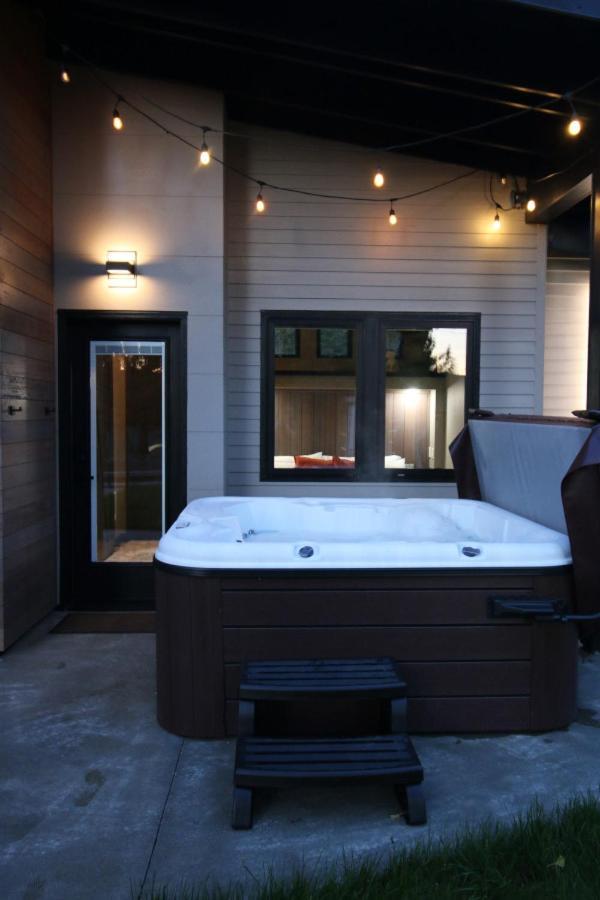 Luxe Lake Cabin Hot Tub Grill Firepit Ev Charger Onalaska 외부 사진
