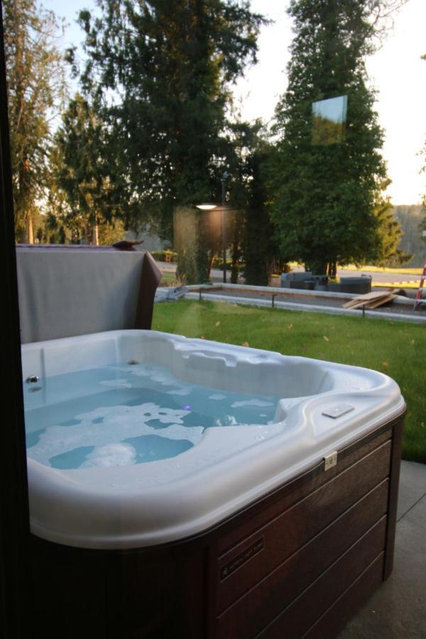 Luxe Lake Cabin Hot Tub Grill Firepit Ev Charger Onalaska 외부 사진