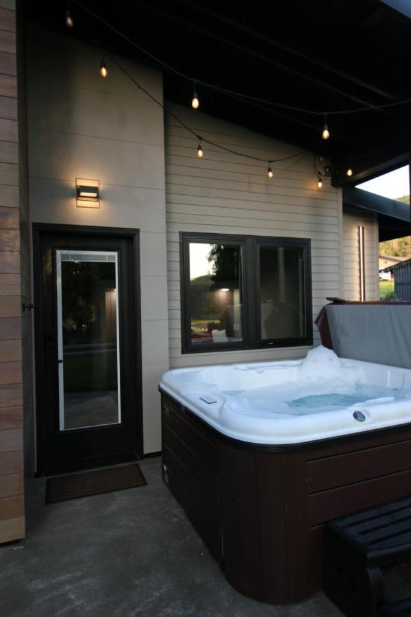 Luxe Lake Cabin Hot Tub Grill Firepit Ev Charger Onalaska 외부 사진